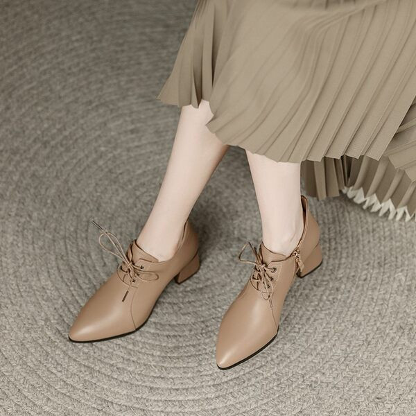 Γυναικεία μυτερά παπούτσια με κορδόνια