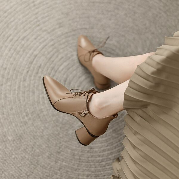 Γυναικεία μυτερά παπούτσια με κορδόνια