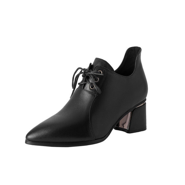 Γυναικεία μυτερά παπούτσια με κορδόνια