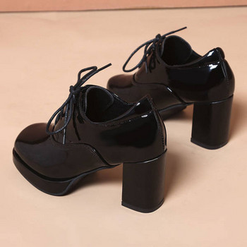 Дамски обувки от еко кожа с дебел ток и връзки