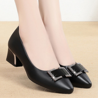 Sieviešu apavi no eko ādas ar papēdi un sprādzi ar akmeņiem