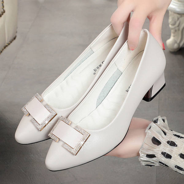 Sieviešu apavi no eko ādas ar papēdi un sprādzi ar akmeņiem