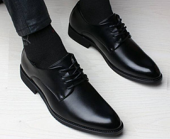 Νέο μοντέλο ανδρικών δερμάτινων παπουτσιών με κορδόνια σε μαύρο χρώμα