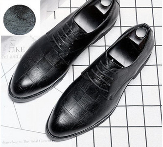 Mūsdienīgi vīriešu apavi ar kvadrātveida papēdi melnā krāsā