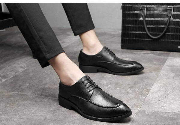 Mūsdienīgi vīriešu apavi ar kvadrātveida papēdi melnā krāsā