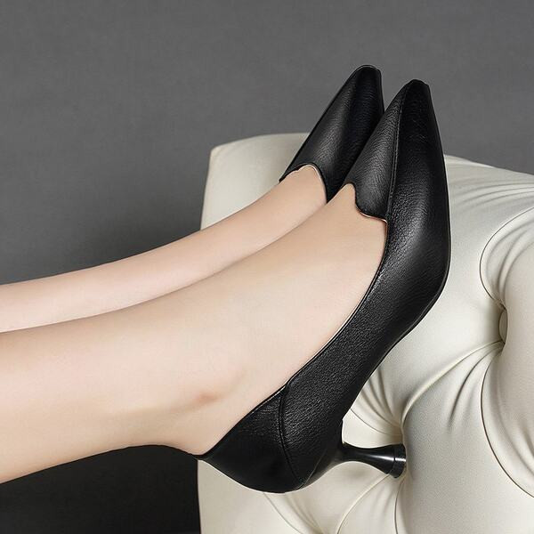 Sieviešu ādas kurpes ar papēžiem