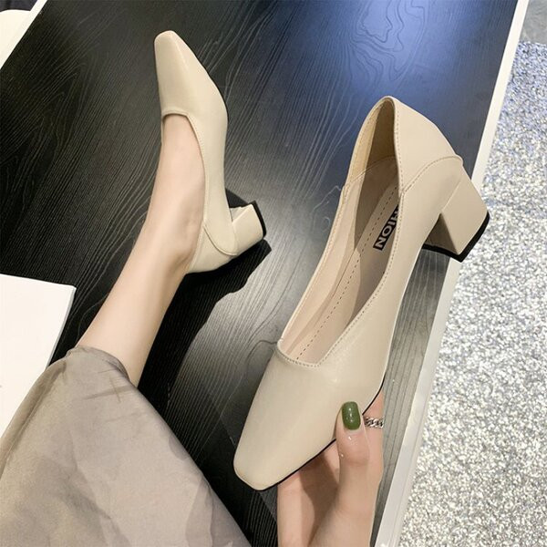 Női bőrcipő új modellje, négyzet alakú 4,5 cm-es sarokkal