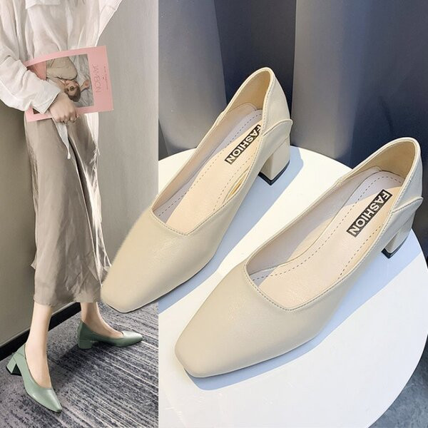 Női bőrcipő új modellje, négyzet alakú 4,5 cm-es sarokkal