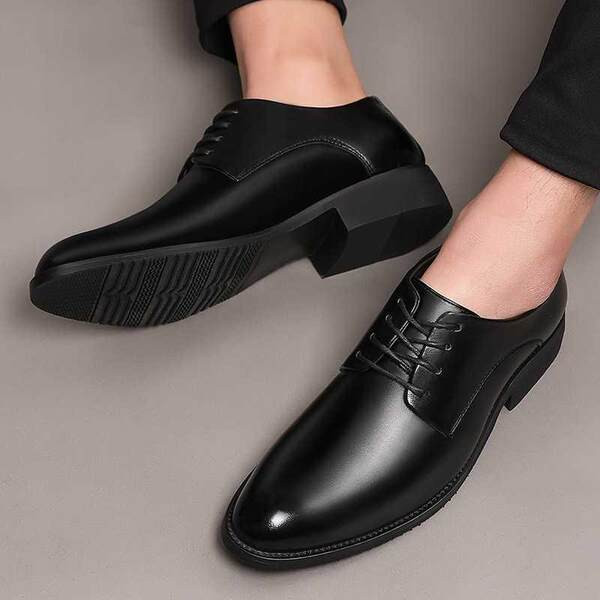 Čisti model muških cipela na vezanje na špic