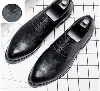 Novi model muških cipela sa pertlama u crnoj boji