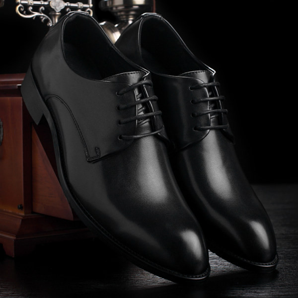 Novi model muških cipela sa pertlama u crnoj boji