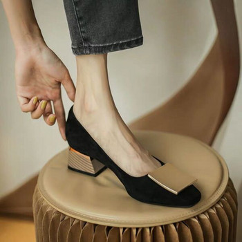 Заоблен модел дамски обувки с висок квадратен ток  4.5см и метален елемент