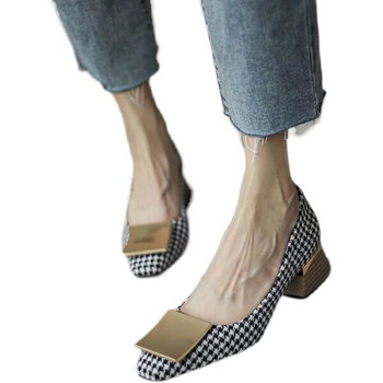 Στρογγυλεμένο μοντέλο γυναικεία παπούτσια με ψηλό τετράγωνο τακούνι 4,5 cm και μεταλλικό στοιχείο