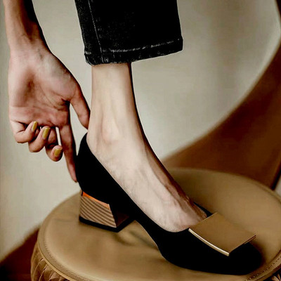 Заоблен модел дамски обувки с висок квадратен ток  4.5см и метален елемент