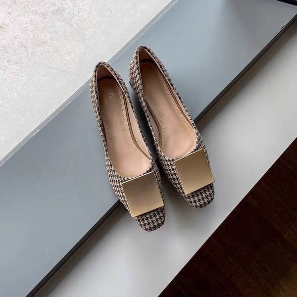 Zaobljeni model ženskih cipela s visokom četvrtastom petom 4,5 cm i metalnim elementom