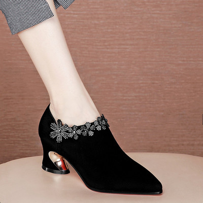 Sieviešu eko-zamšādas slēgtas kurpes ar ziedu motīvu un akmentiņiem