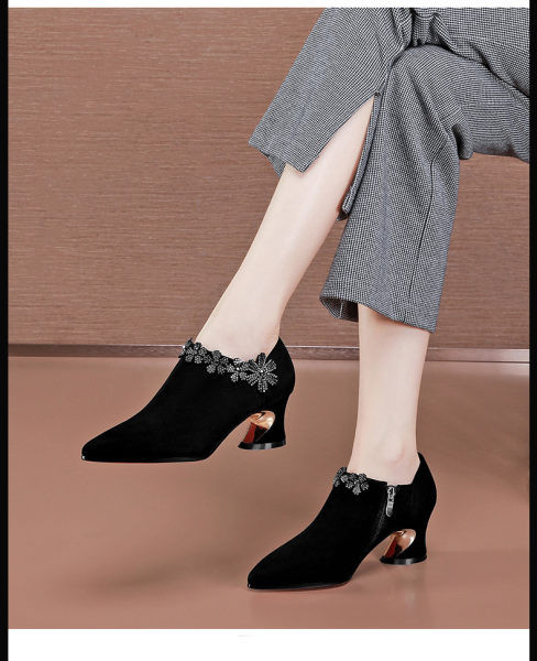 Sieviešu eko-zamšādas slēgtas kurpes ar ziedu motīvu un akmentiņiem