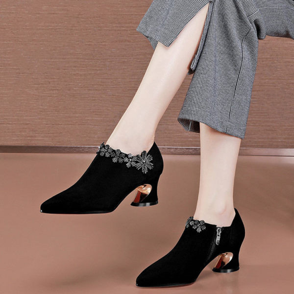 Sieviešu eko-zamšādas slēgtas kurpes ar ziedu motīvu un akmentiņiem