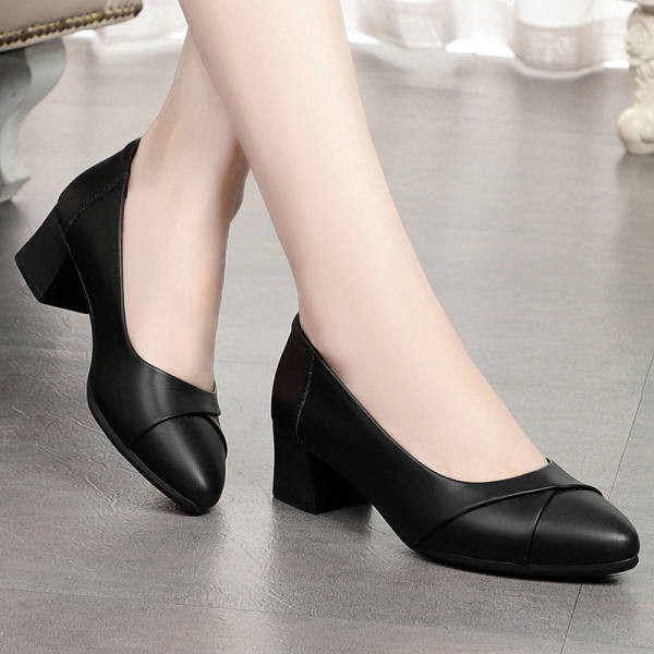 Sieviešu ādas kurpes ar zemu kvadrātveida papēdi