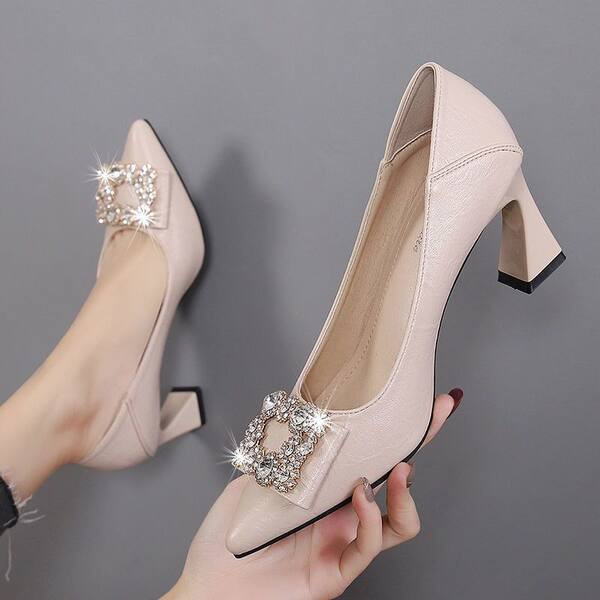 Sieviešu augstie apavi ar biezu papēdi un akmeņiem