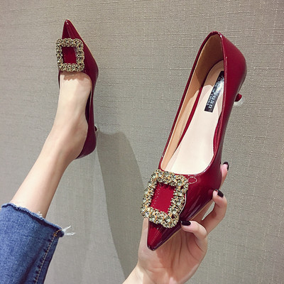 Elegantas kurpes ar papēžiem un akmeņiem