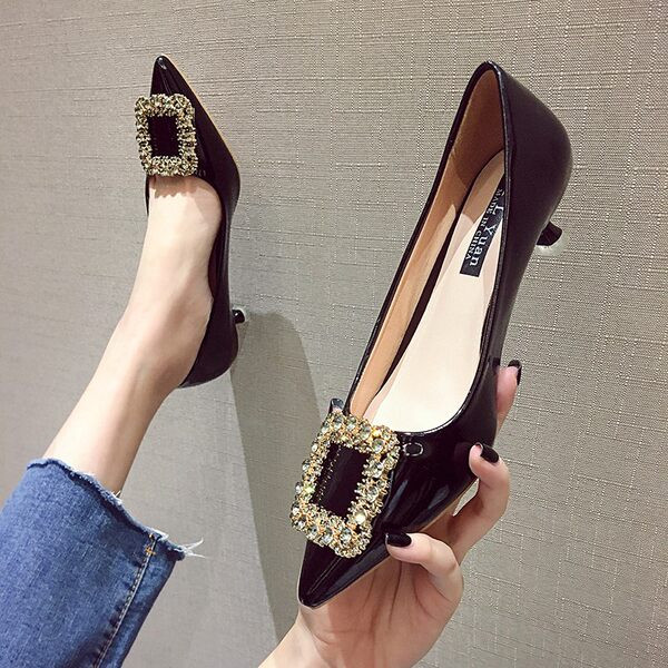 Elegantas kurpes ar papēžiem un akmeņiem