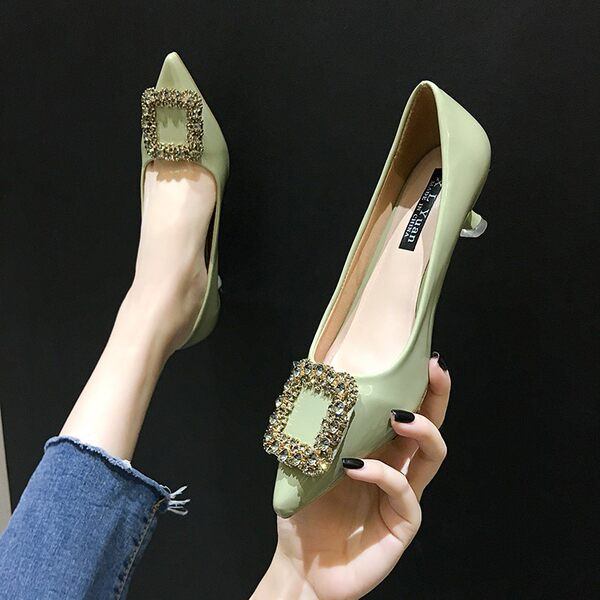 Elegantas kurpes ar papēžiem un akmeņiem