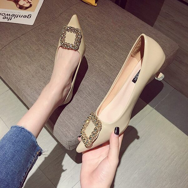 Elegantas kurpes ar papēžiem un akmeņiem