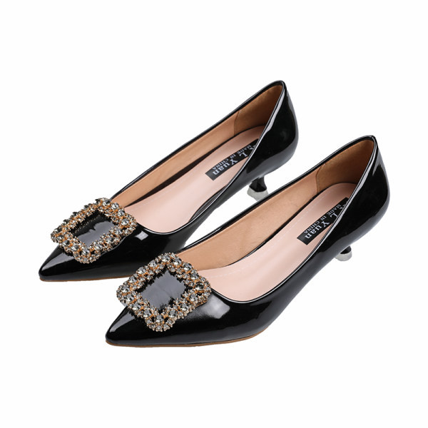 Elegantas kurpes ar papēžiem un akmeņiem