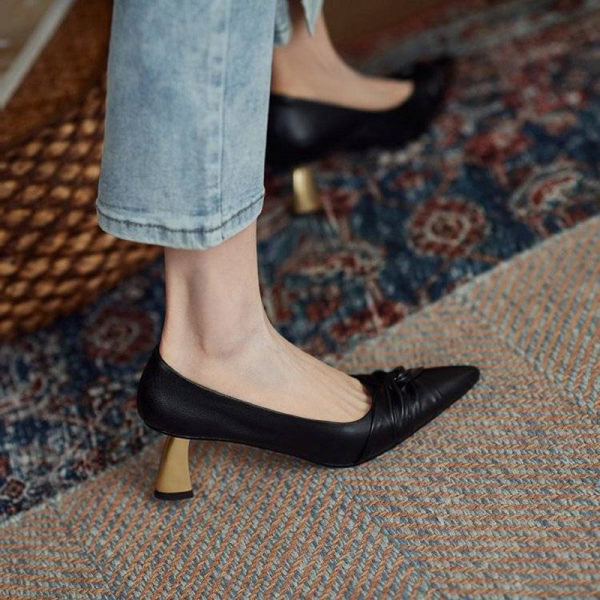 Sieviešu ikdienas smailas kurpes no eko ādas