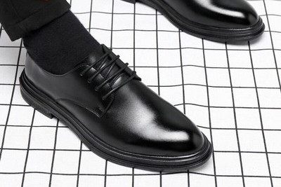 Vīriešu apavu tīrs modelis ar šņorēm