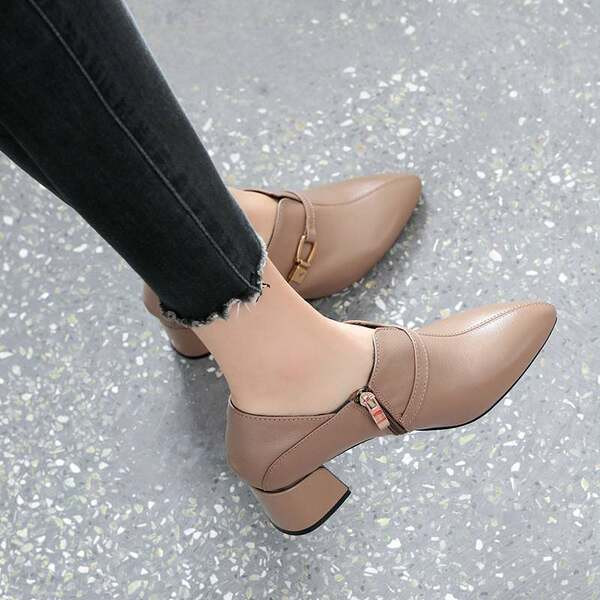 Női cipő eko bőrből, sarokkal és cipzárral