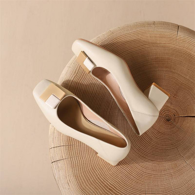 Ikdienas apavi no eko ādas ar zemu papēdi un metāla elementiem