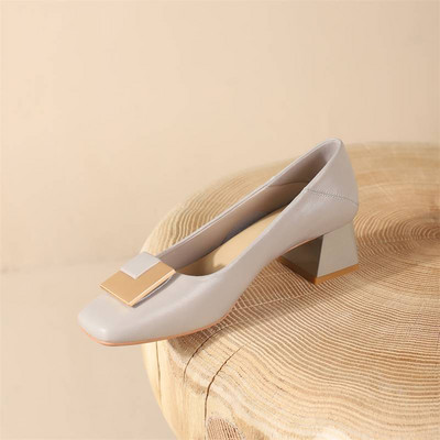 Ikdienas apavi no eko ādas ar zemu papēdi un metāla elementiem