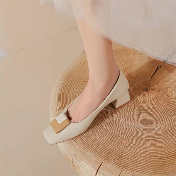 Ikdienas apavi no eko ādas ar zemu papēdi un metāla elementiem