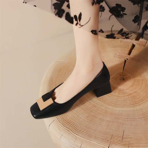 Ikdienas apavi no eko ādas ar zemu papēdi un metāla elementiem