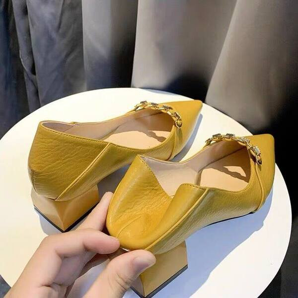 Öko bőrből készült hegyes női cipő