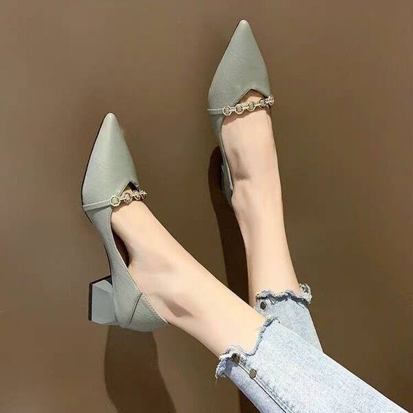 Öko bőrből készült hegyes női cipő