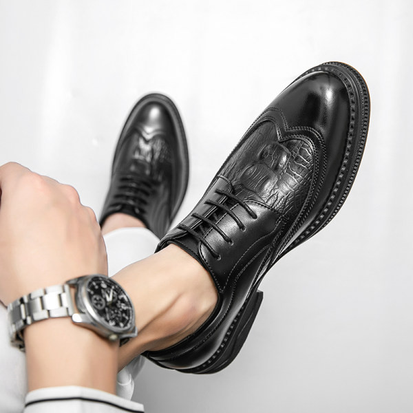 Modernas kurpes ar kvadrātveida papēdi - melnā krāsā