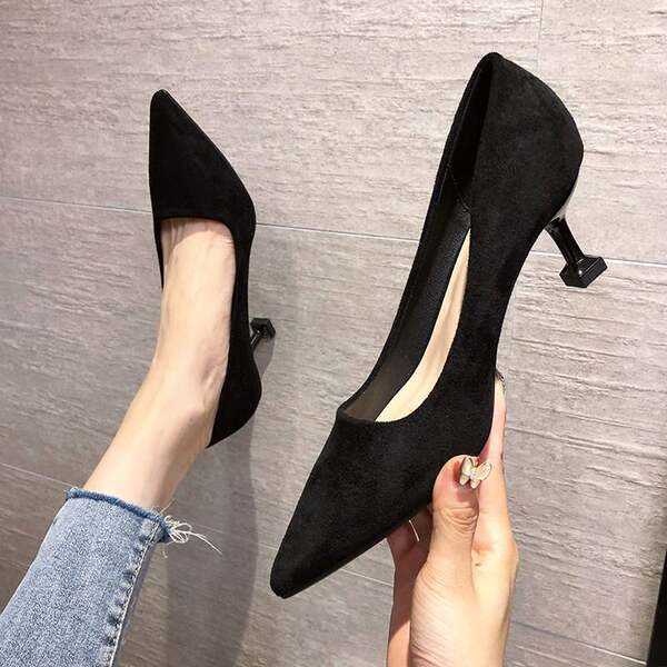 Magas sarkú cipő tiszta modellje