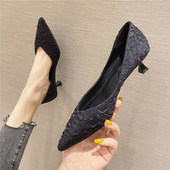 Sieviešu kurpes ar papēdi un smailu purngalu