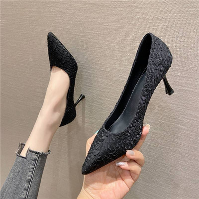 Sieviešu kurpes ar papēdi un smailu purngalu