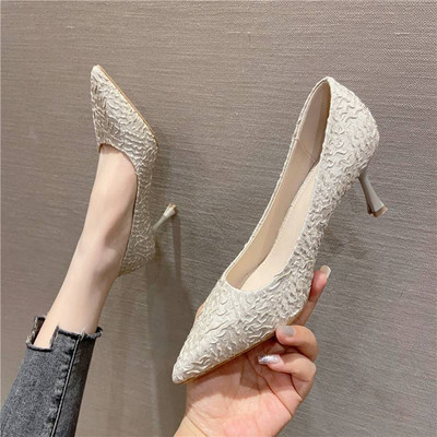 Sieviešu kurpes ar papēdi un smailu purngalu