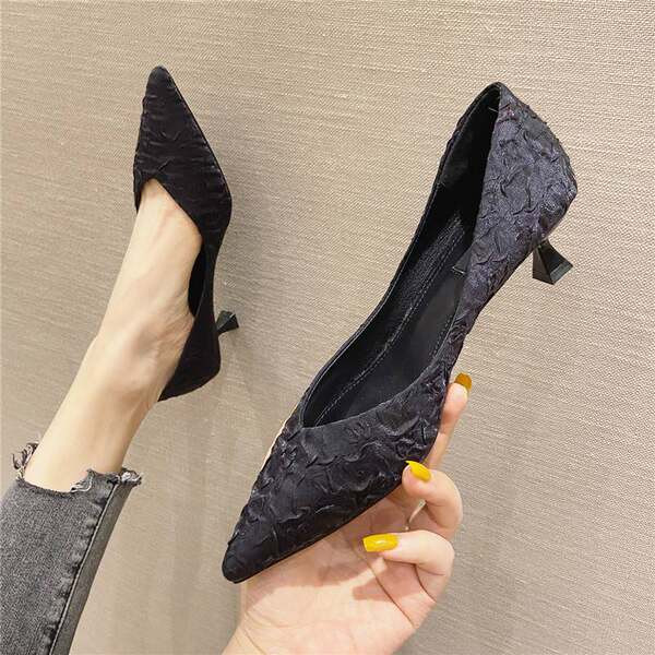 Sieviešu kurpes ar papēdi un smailu purngalu