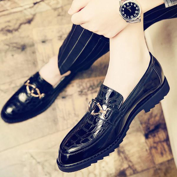 Ανδρικά επίσημα παπούτσια με στάμπα και μεταλλικά στοιχεία