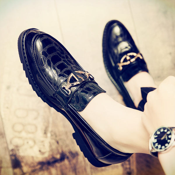 Ανδρικά επίσημα παπούτσια με στάμπα και μεταλλικά στοιχεία