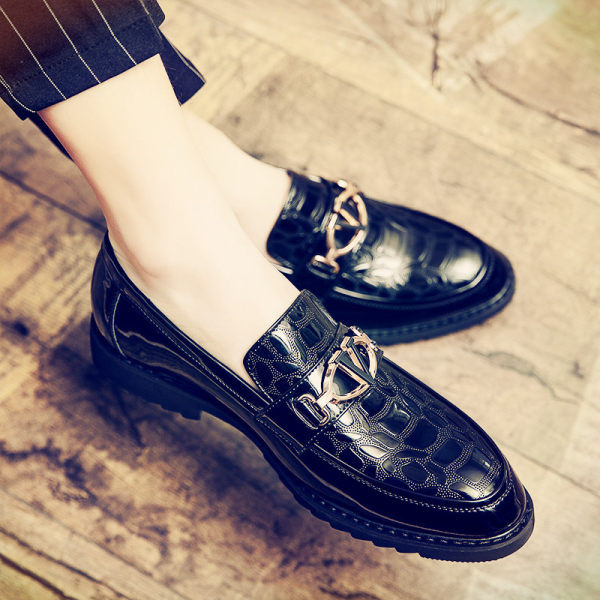 Ανδρικά επίσημα παπούτσια με στάμπα και μεταλλικά στοιχεία