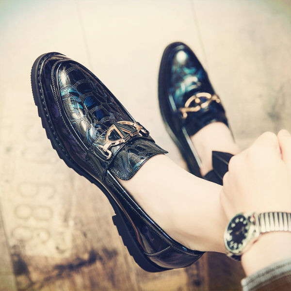 Ανδρικά επίσημα παπούτσια με στάμπα και μεταλλικά στοιχεία