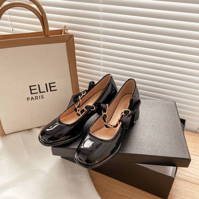 Női zárt orrú cipő, csatos rögzítéssel