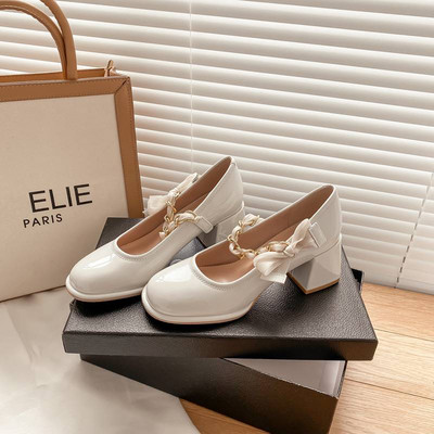 Női zárt orrú cipő, csatos rögzítéssel